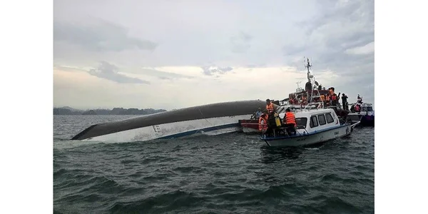 Bateau touristique chaviré en baie d'Halong, assisté par des secours.