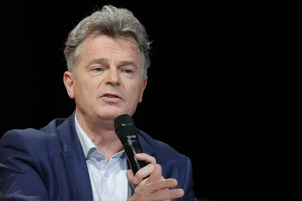 Fabien Roussel s'exprimant au micro.