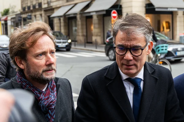 Boris Vallaud et Olivier Faure lors d'une sortie commune dans une rue de la ville.