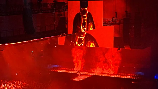 Tyler, The Creator sur scène au Ziggo Dome d’Amsterdam, dans une ambiance rouge et enfumée.