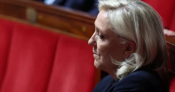 Marine Le Pen dans l'hémicycle, l'air déterminé, à quelques jours du jugement.
