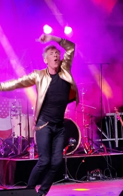 Plastic Bertrand en concert au Totalement 80, Suresnes, juin 2023.
