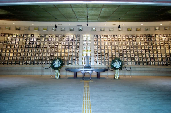 Mémorial du soulèvement de Gwangju : mur de portraits et autel floral.