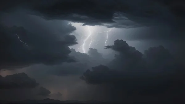 Violents orages avec éclairs au-dessus de l'Île-de-France, perturbant le trafic aérien à Paris-Orly.