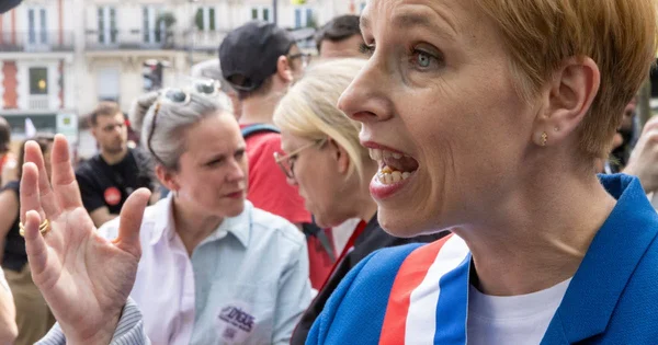 Clémentine Autain haranguant la foule lors d'un meeting de la gauche hors LFI.