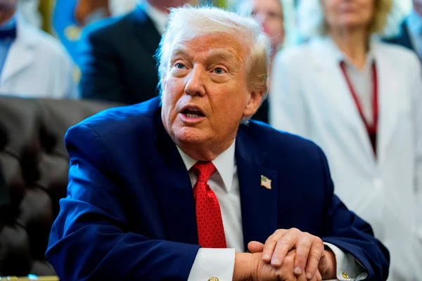 Donald Trump lors d'une réunion officielle, illustrant les discussions sur l'exploitation du pétrole vénézuélien.