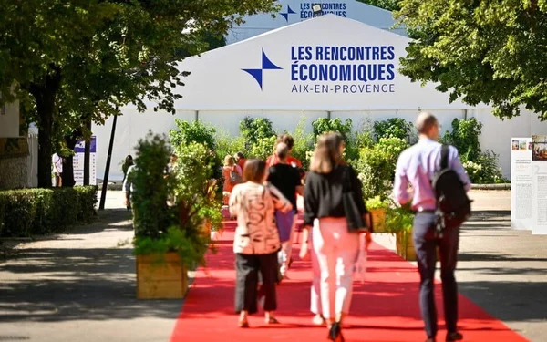 Arrivée des participants sur le tapis rouge des Rencontres économiques d'Aix-en-Provence.