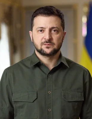 Volodymyr Zelensky en tenue décontractée, arrière-plan flou avec drapeau ukrainien.