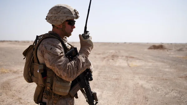 Soldat américain en Afghanistan ou en Irak, équipé de moyens de communication modernes.