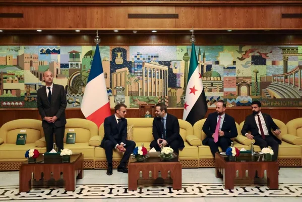 Emmanuel Macron lors d'une réunion avec des représentants de l'opposition syrienne, dans un salon officiel orné d'une mosaïque.