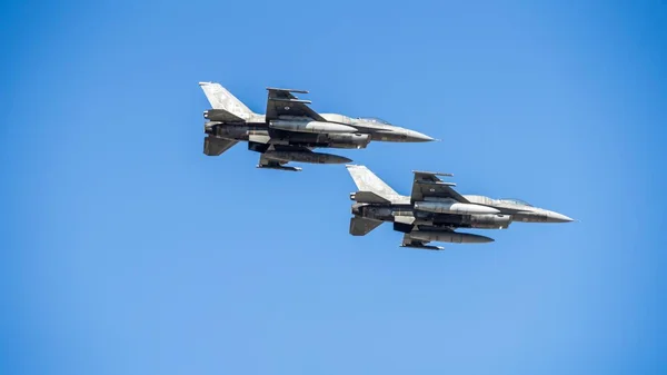 Deux F-16 américains en formation lors d'une interception près des côtes de l'Alaska.