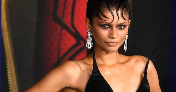 Look noir et dramatique pour la promo de Spider-Man.