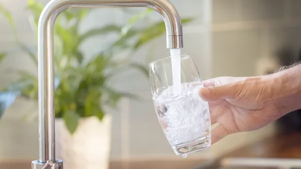 Un verre d'eau du robinet, symbole potentiel de l'intoxication massive à Gostivar.