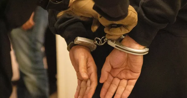 Interpellation d'un suspect lors de l'opération contre les viols par soumission chimique.