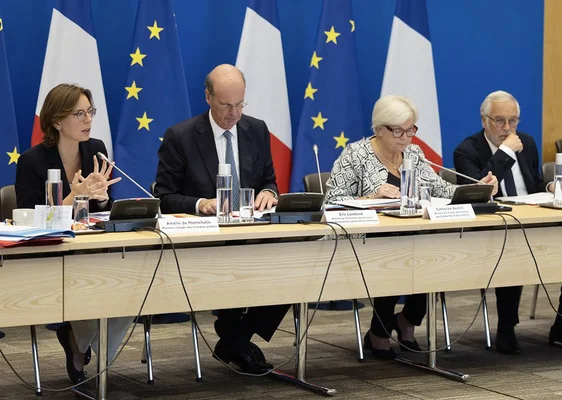 Séance du Comité d’alerte des finances publiques à Bercy, avec les drapeaux français et européen.