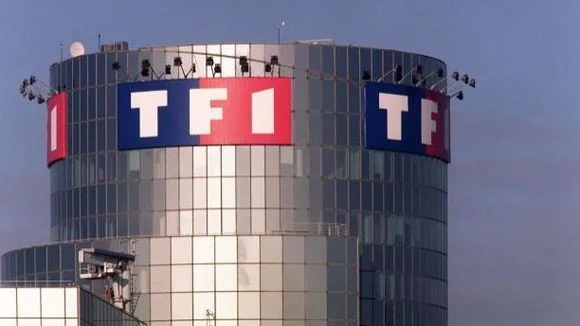Les logos de TF1 sur la façade du siège à Boulogne-Billancourt.