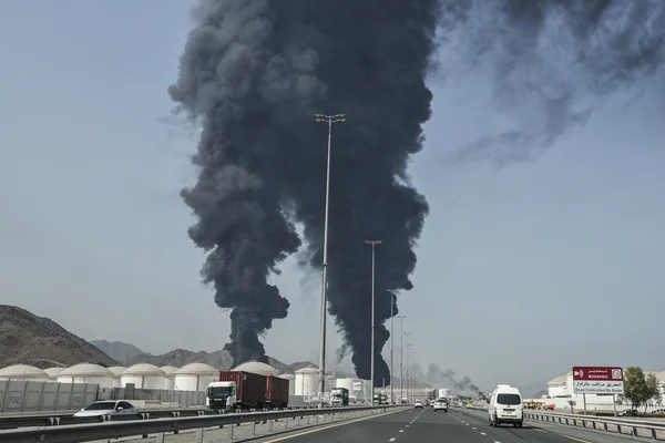 Fumée noire au-dessus d'un terminal pétrolier aux Émirats arabes unis.
