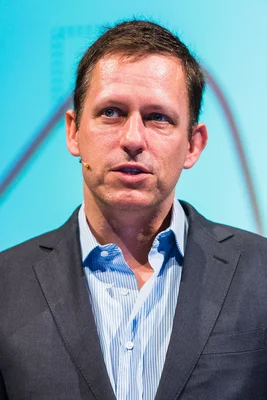 Peter Thiel prenant la parole lors d'un événement, équipé d'un micro-casque.