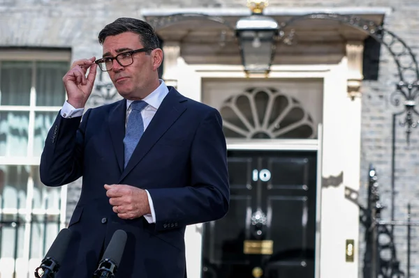Andy Burnham devant le 10 Downing Street.