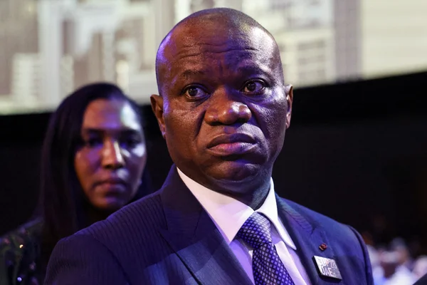 Le président gabonais Brice Oligui Nguema, en visite en France, invitant la diaspora à rentrer pour reconstruire le pays.