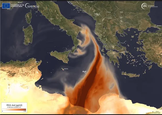 Panache de poussières du Sahara observé par Copernicus au-dessus de la Méditerranée.