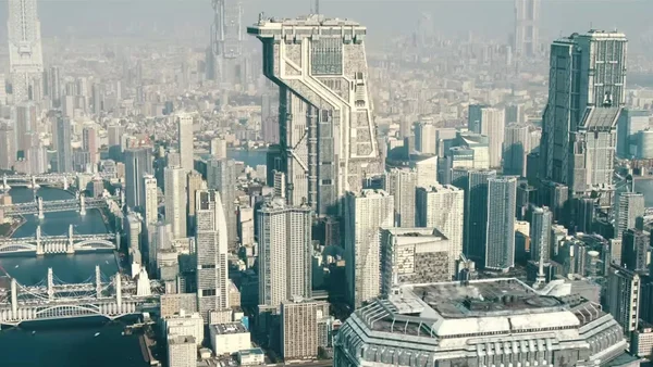 Cette image représente un paysage urbain futuriste et dystopique avec d'immenses gratte-ciel brutalistes et une rivière traversée par des ponts ressemblant au Tower Bridge de Londres. La scène se caractérise par une atmosphère brumeuse et une architecture urbaine dense.