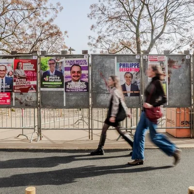 Campagne électorale à Bordeaux : les candidats Pierre Hurmic et Philippe Dessertine affichés dans la rue.