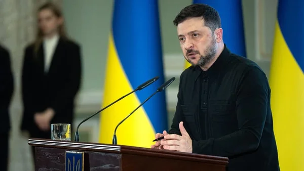 Volodymyr Zelensky annonce le remplacement du ministre de la Défense lors d'une conférence de presse.
