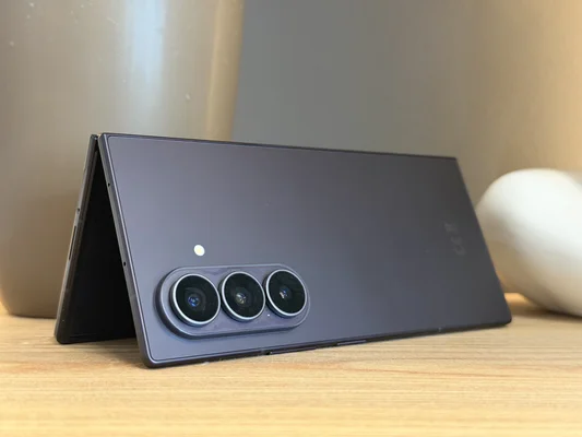 Samsung Galaxy Z Fold 8 en position tente, mettant en avant son design pliant et son module photo.
