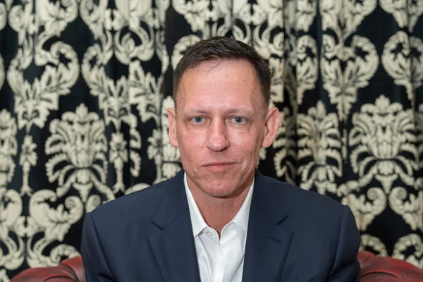 Portrait de Peter Thiel, le milliardaire de la tech à l'origine de la conférence annulée.