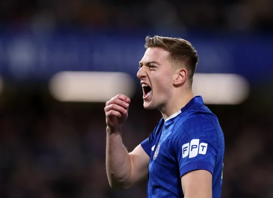 Un joueur de Chelsea célébrant un but ou une victoire.