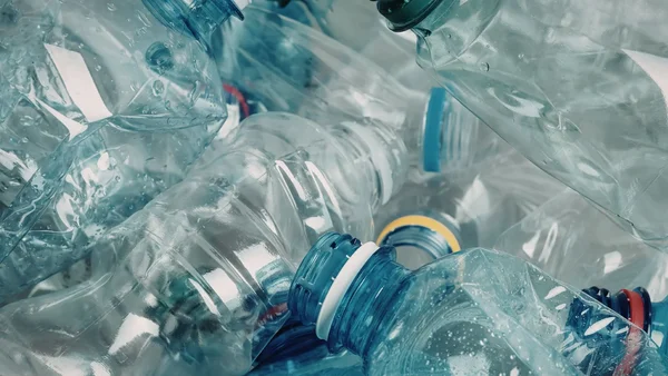 Bouteilles en plastique écrasées, déchets d'emballage.