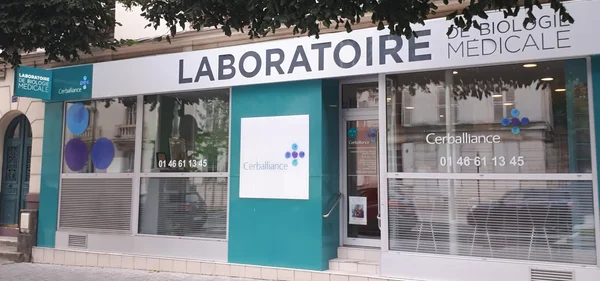 Devanture d'un laboratoire Cerballiance.