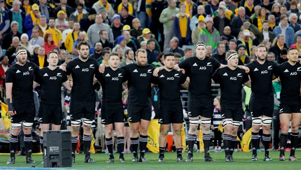 Les All Blacks en formation, bras liés, lors du Rugby Championship 2017 à Sydney.