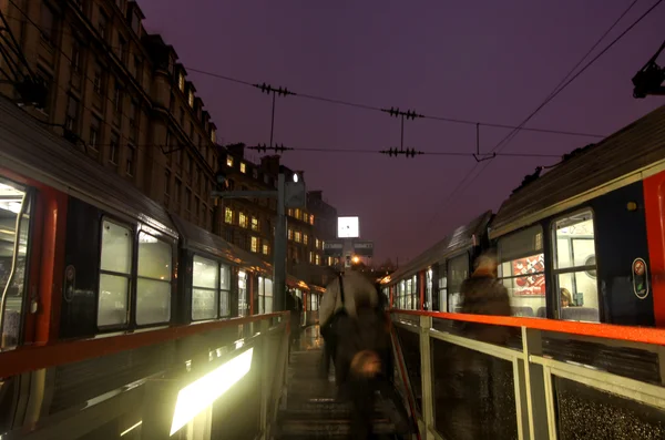 Rames Z6400 du Transilien en gare Saint-Lazare, au crépuscule.