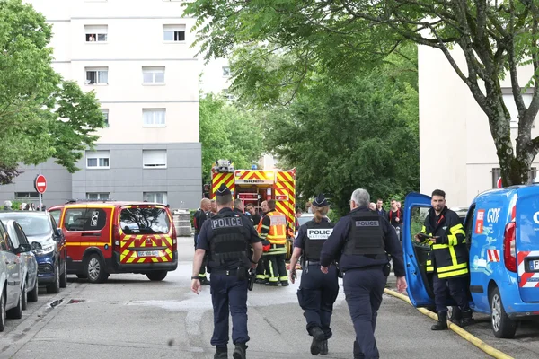 Équipes de secours et d'enquête réunies dans le quartier de Décines-Charpieu après l'incendie.