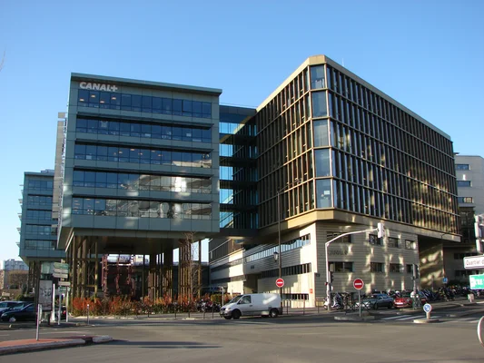 Siège social de Canal+ à Issy-les-Moulineaux, conçu par l'architecte Richard Meier.