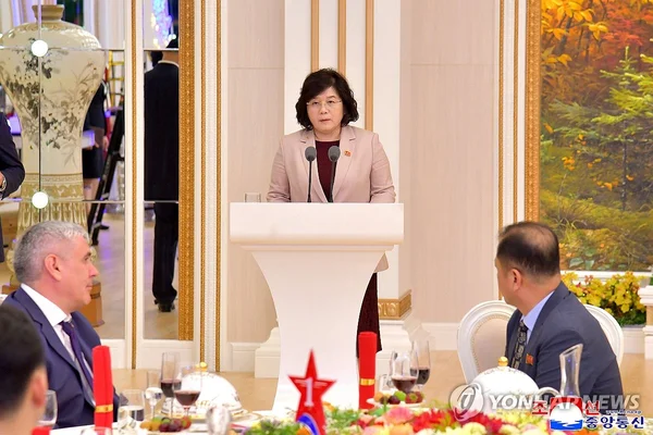 La ministre nord-coréenne des Affaires étrangères Choe Son-hui s'exprimant lors d'une conférence de presse à Moscou.