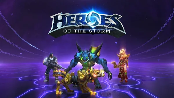 Trois héros de Heroes of the Storm sur une surface violette, avec le logo du jeu en arrière-plan.