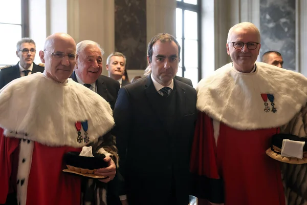Les plus hauts magistrats français en tenue d'apparat, symbolisant l'autorité judiciaire.