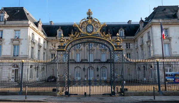 Entrée de la Préfecture de l'Aube, illustrant le cadre prestigieux des préfectures françaises.
