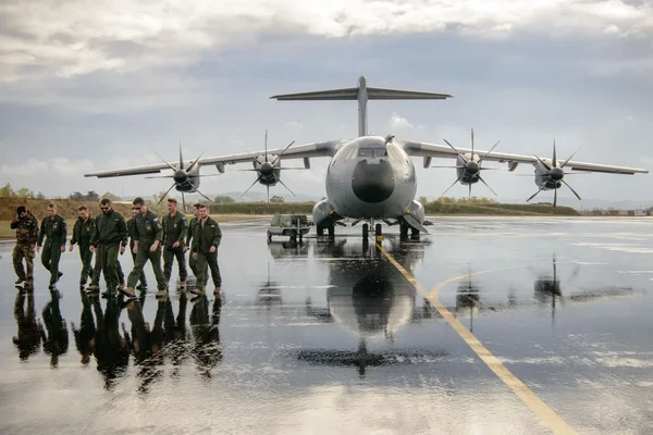 Personnel militaire quittant un avion de transport lors de l'exercice Orion 26.