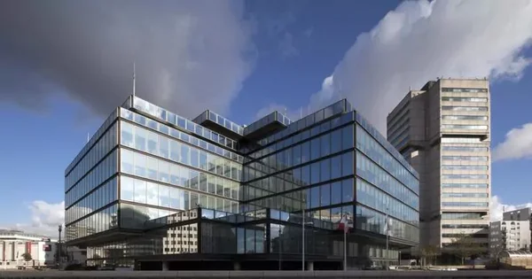 Siège moderne du Conseil départemental de la Gironde, avec une architecture contemporaine.