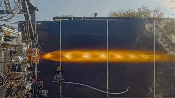 Test en extérieur du moteur-fusée à détonation rotative de Venus Aerospace, révélant les motifs de choc en diamant.