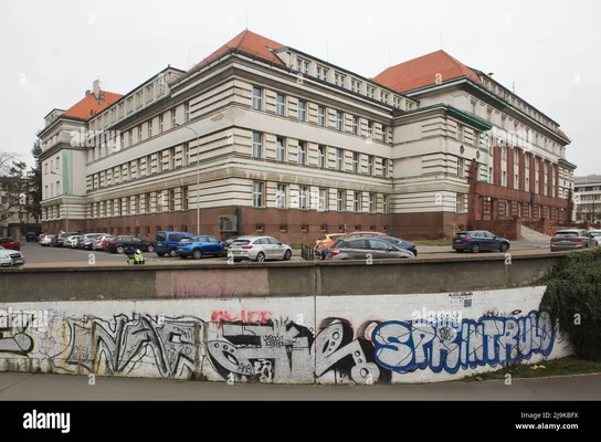 La Haute Cour de Prague (Vrchní soud v Praze), bâtiment moderniste des années 1930, devant la prison de Pankrác.