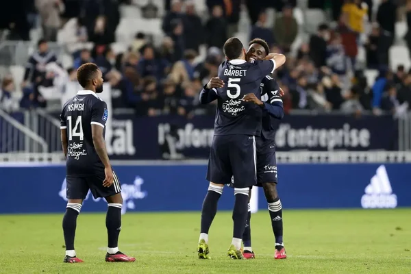 Joueurs des Girondins de Bordeaux célébrant un moment sur le terrain.