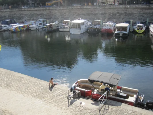 Bateaux amarrés sur le canal Saint-Martin à Paris, lieu des méfaits présumés de Hamza F.