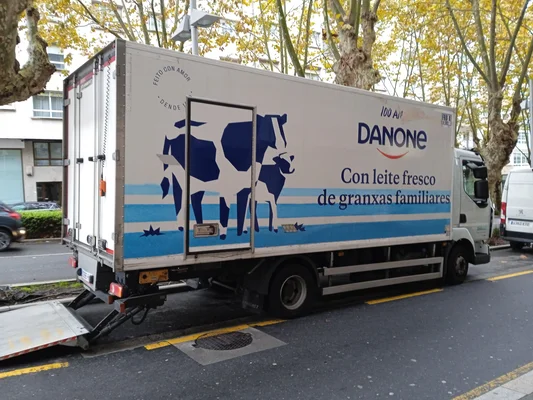Camion Danone à Pontevedra, en Espagne, photographié par Estevoaei.