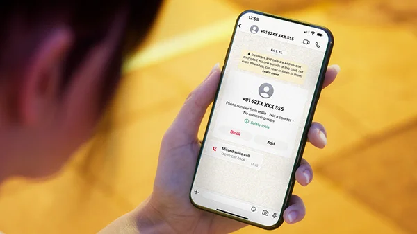 Personne consultant un message WhatsApp suspect provenant d'un numéro international inconnu