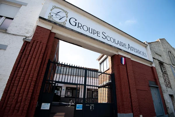 Entrée du Groupe Scolaire Averroès, avec le drapeau français hissé sur le portail.